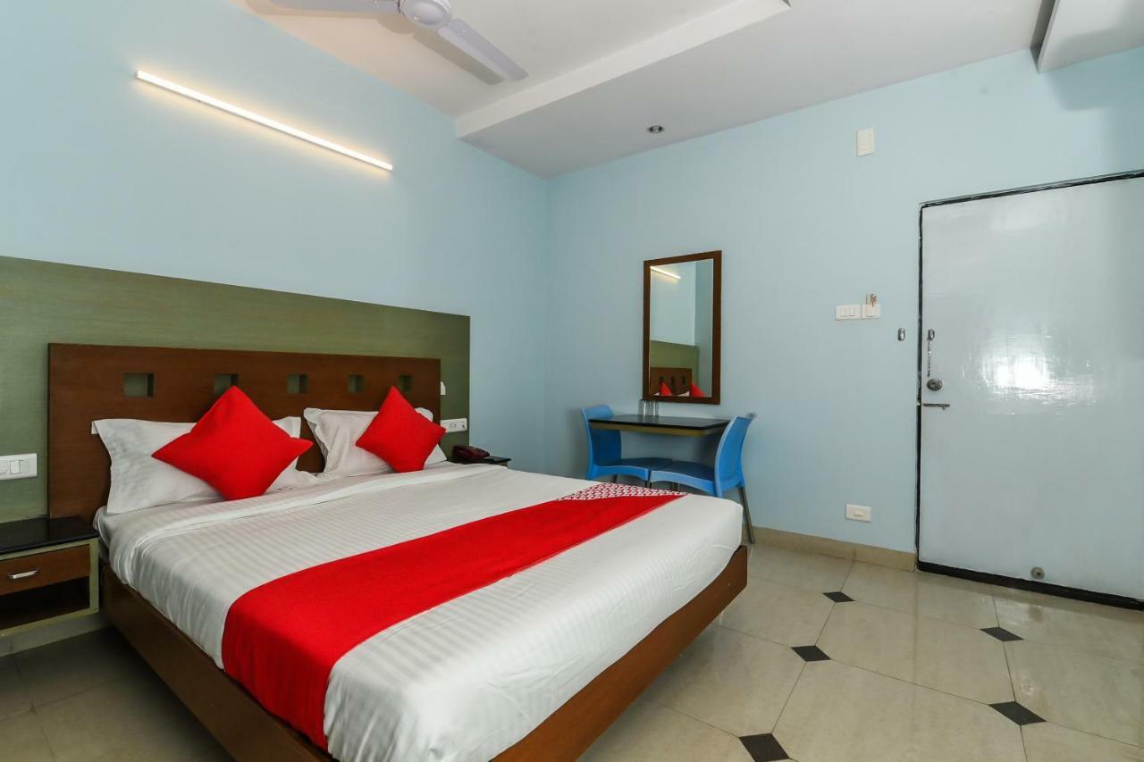 Balaji Grand Hotel Kākināda Exterior foto