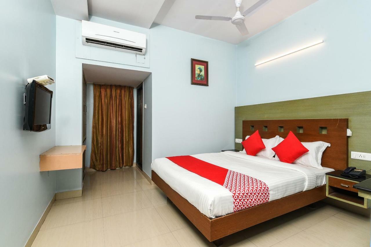Balaji Grand Hotel Kākināda Exterior foto
