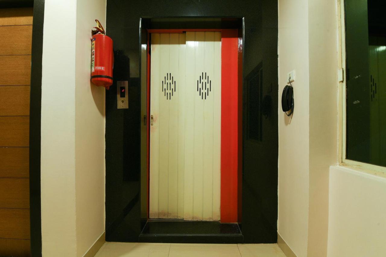 Balaji Grand Hotel Kākināda Exterior foto